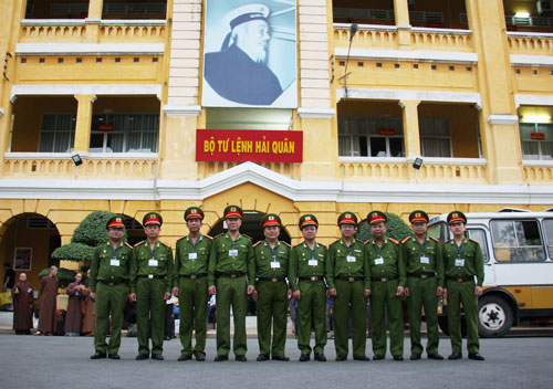 Đoàn cán bộ Học viện CSND chụp ảnh lưu niệm tai Bộ Tư lệnh Hải quân trước khi ra cảng lên tàu.